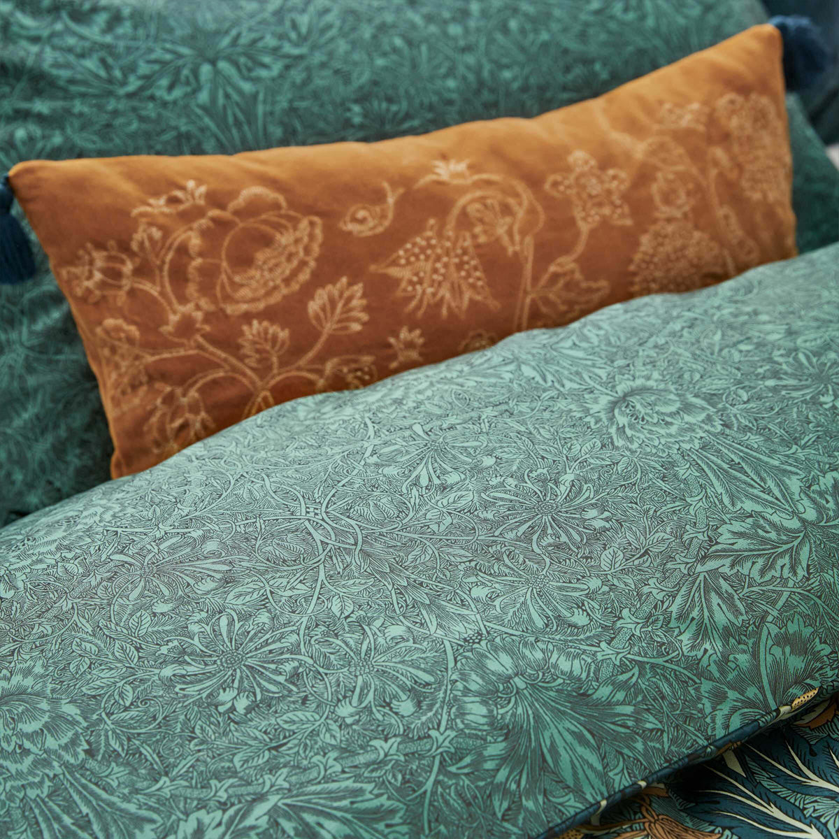 Morris &amp; Co Honeysuckle &amp; Tulip Mulberry &amp; Teal Bedding