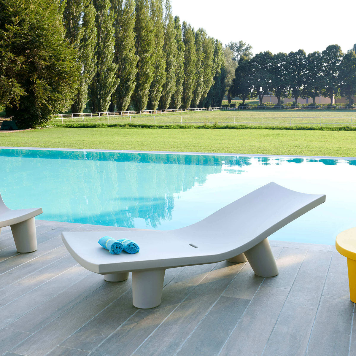 Low Lita Lounge - Slide Design