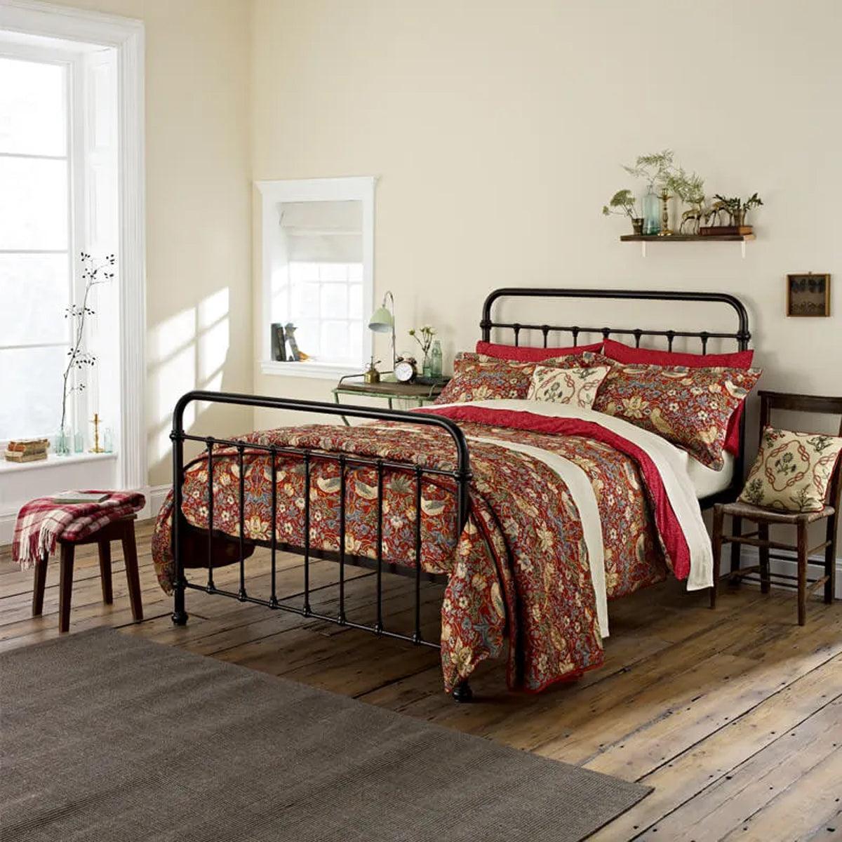 Morris &amp; Co Strawberry Thief Crimson Bedding